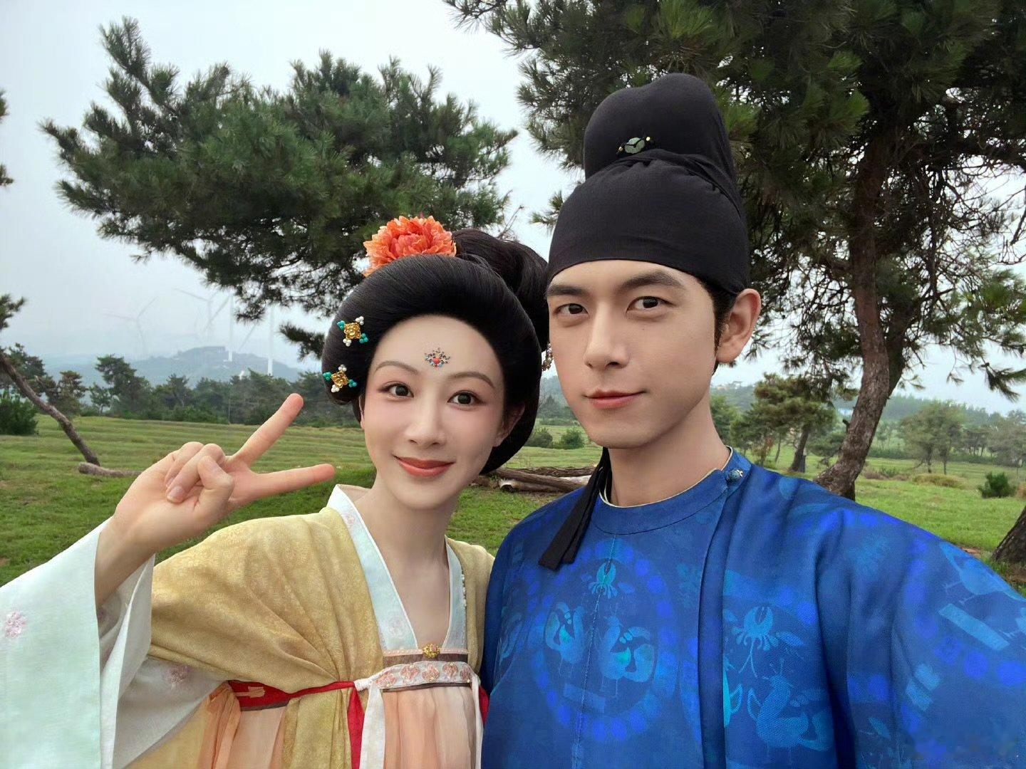 杨紫和何惟芳一起看过四季等过花开杨紫在镜头前在剧本里杨紫和何惟芳一起看过四季等过