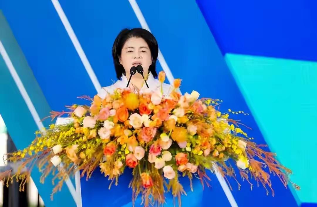 曹德旺妹妹的故事太牛了！4月14日，她掌舵的正力新能在港交所挂牌上市，成了港股第