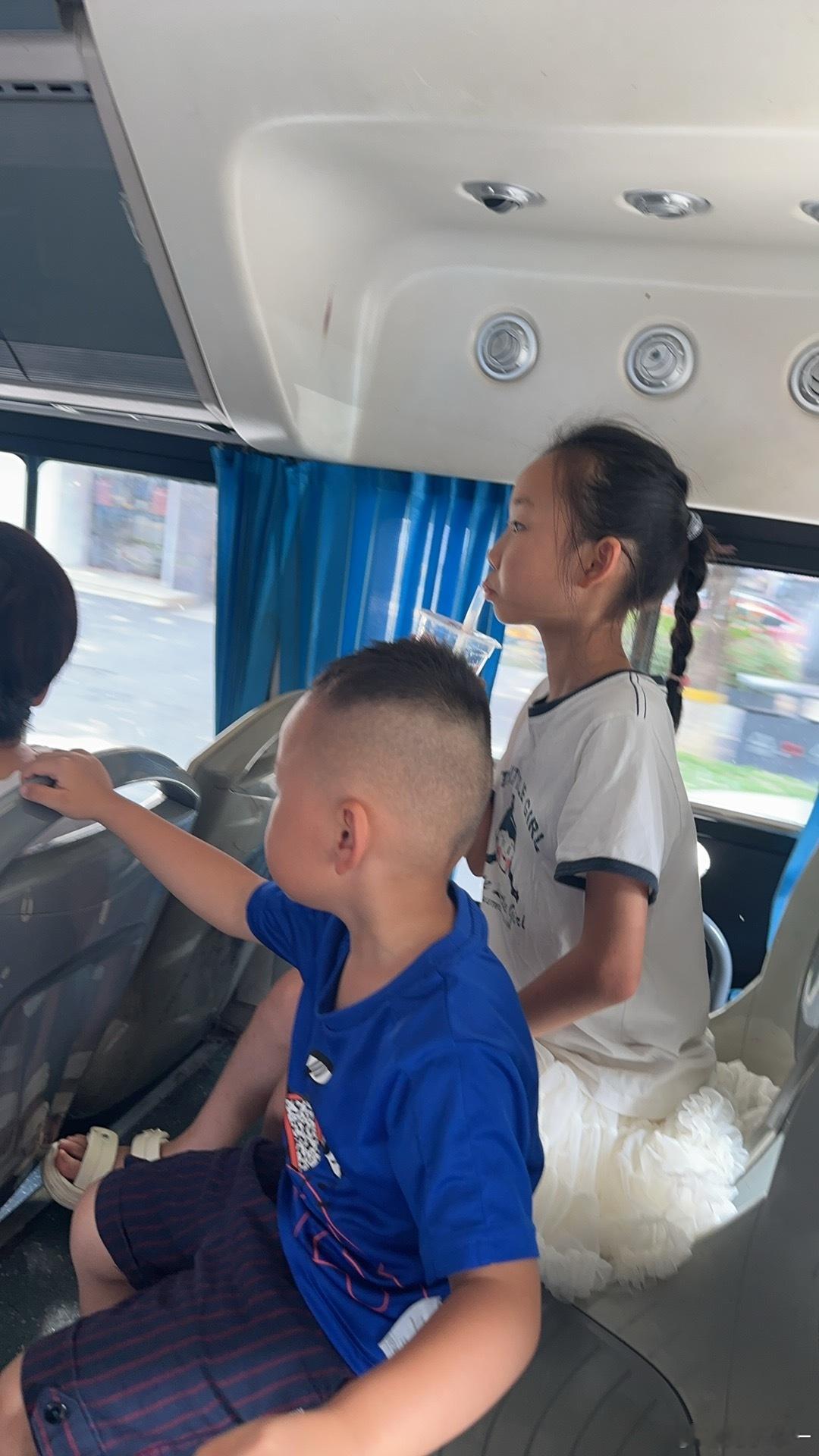 暑假正式开始了两个娃非要坐公交车去给姐姐买作业小时候的我们坐着公交车羡慕有私家车