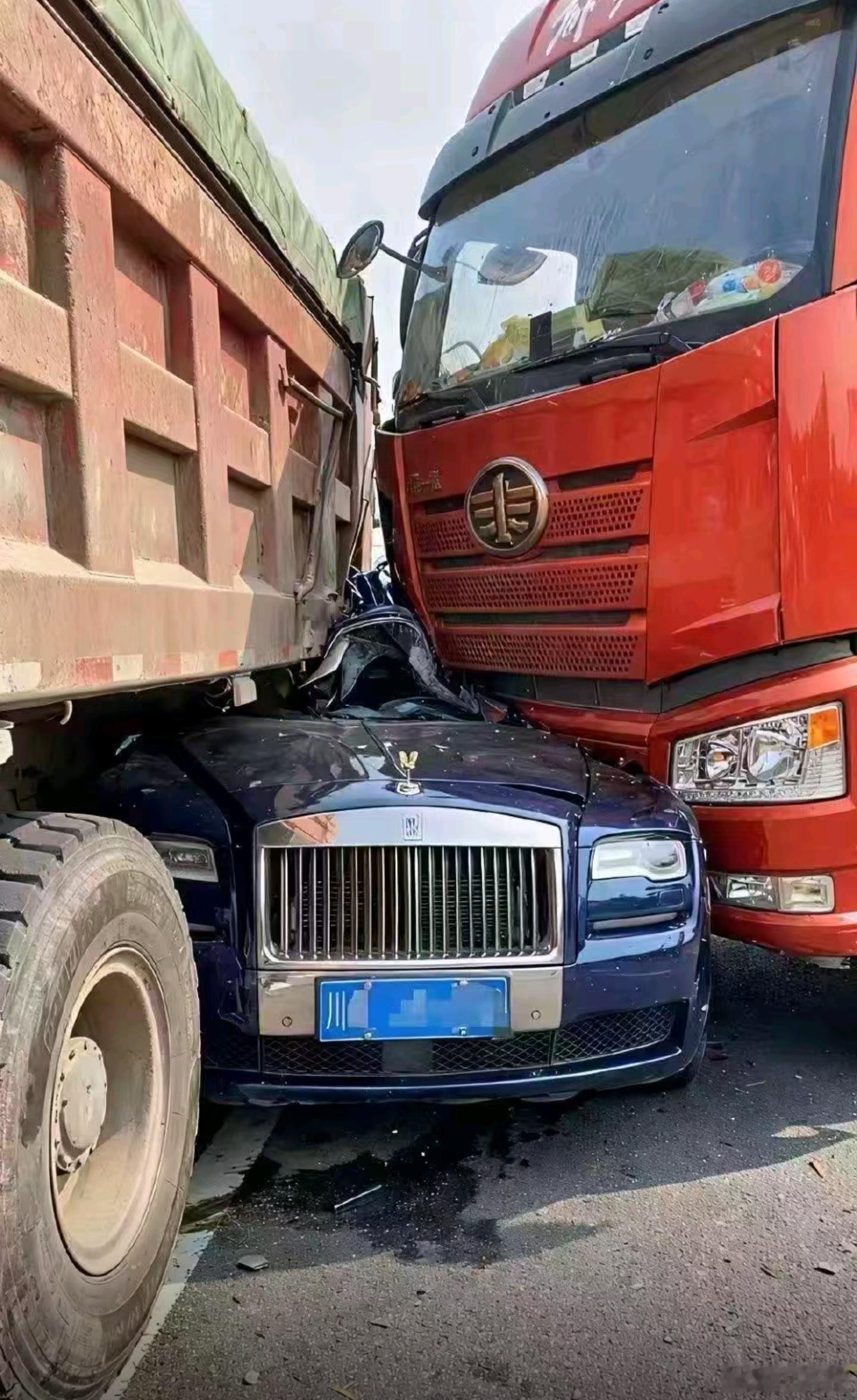 难评……一些车祸事故、崴脚的、绿化带的，眼见不一定为真，AI现在能做到以假乱真。