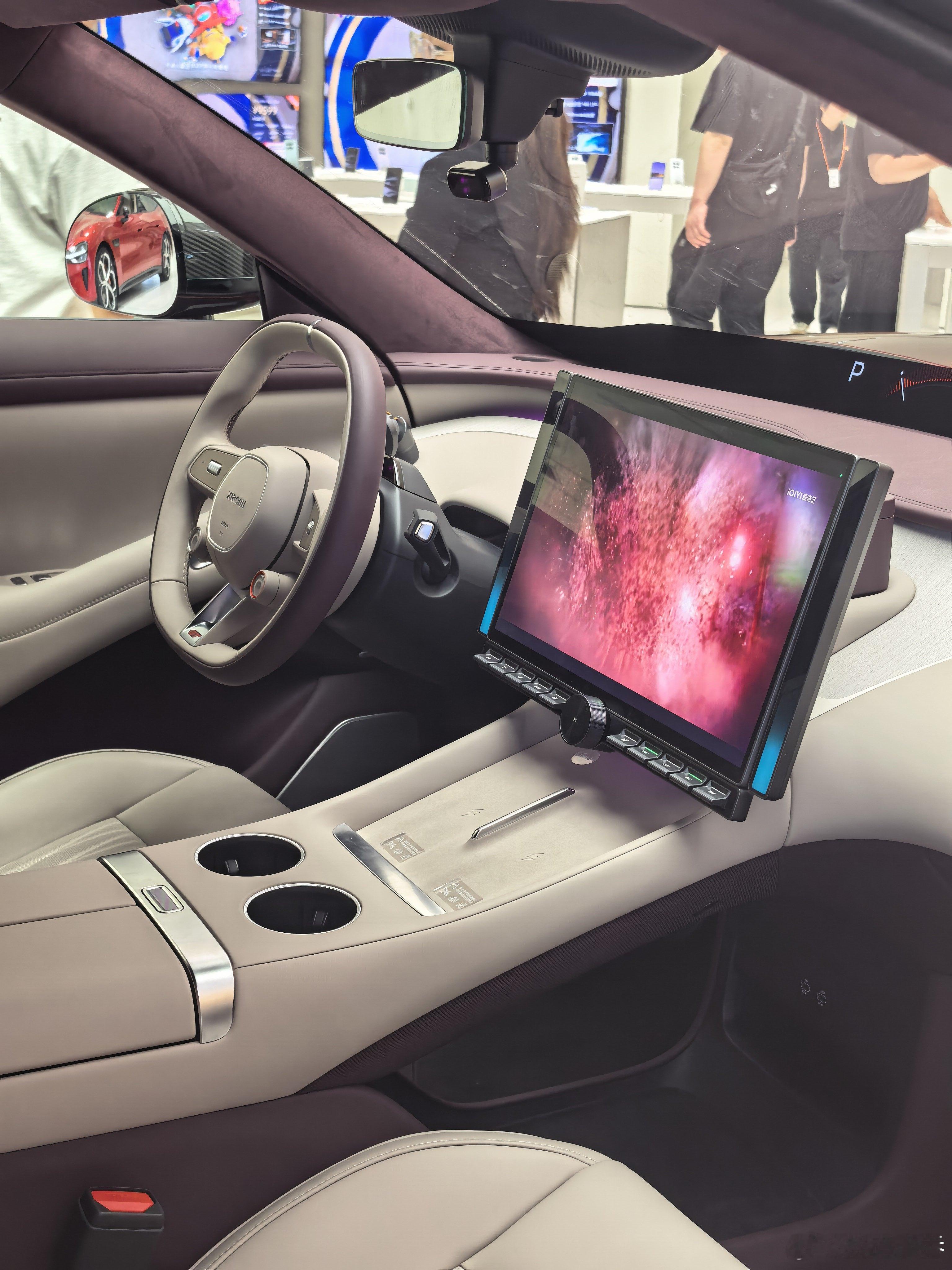 小米YU7 GT 车厘子红，和iPhone18系列樱桃色很搭啊哈哈，好看吗？