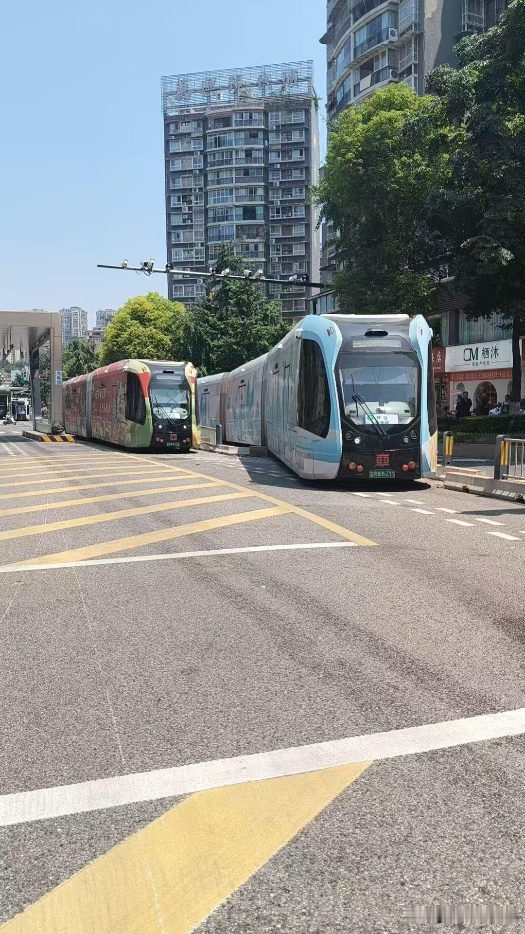 1600万的智轨，说翻就翻了。
你可能会想，这么贵的车，技术应该很靠谱吧？轨道是