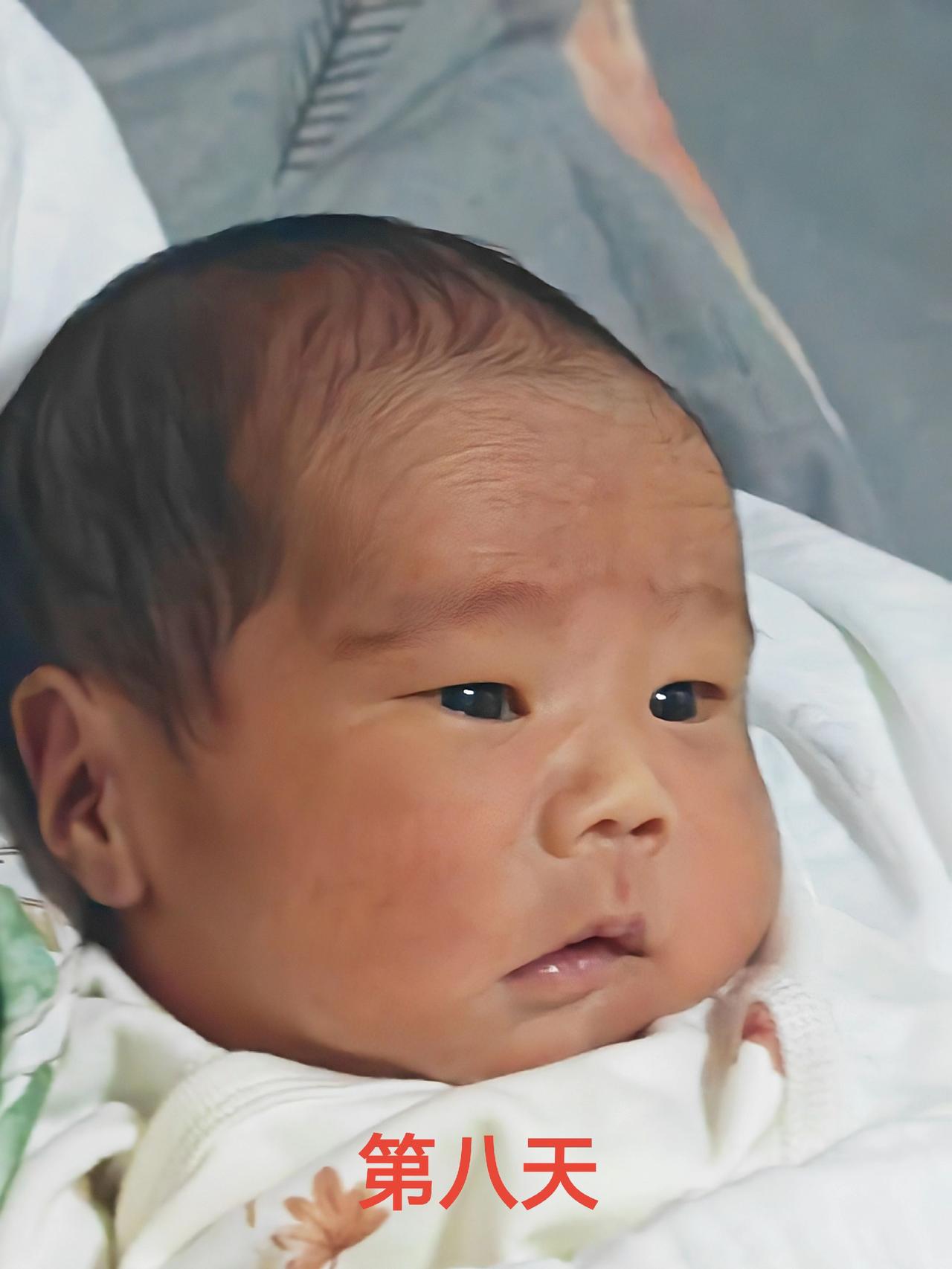 记录宝宝的点点滴滴 小家伙还挺会配合 我家的小暖男孙子正在渐渐长大