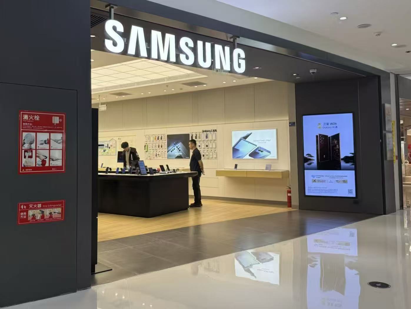 实探三星三折叠首销：首批秒罄，全球限量2万台一机难求，与华为贴身肉搏