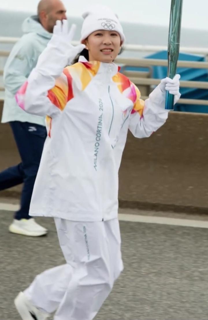 陈妤颉太牛啦！

11月27日，在希腊举行的米兰冬奥会火炬传递现场简直太燃了！田