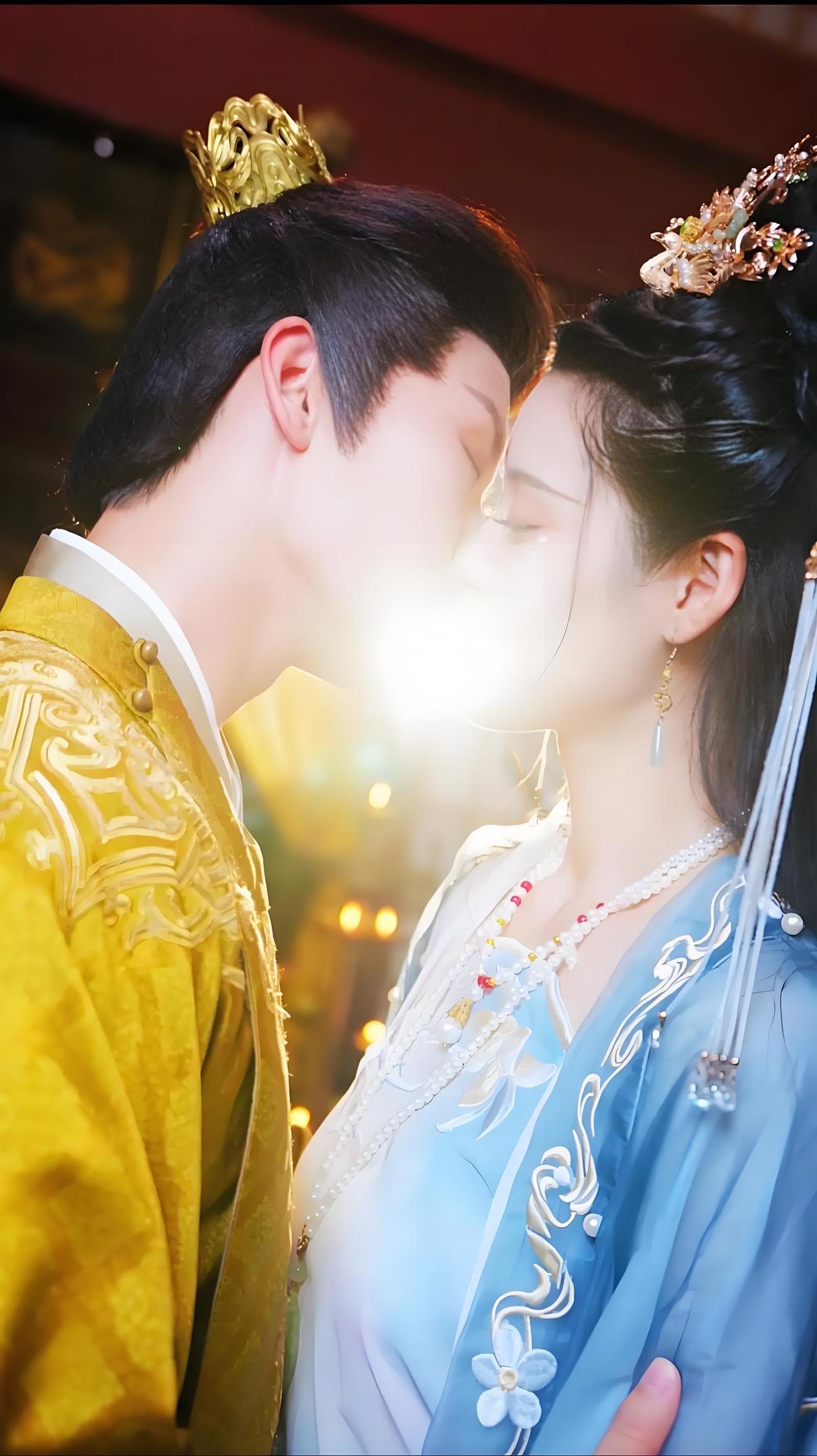 《娇藏京枝》以十年暗恋为底色，从婚后三年切入，桑念藏着心事与周遇礼相敬如宾，直到