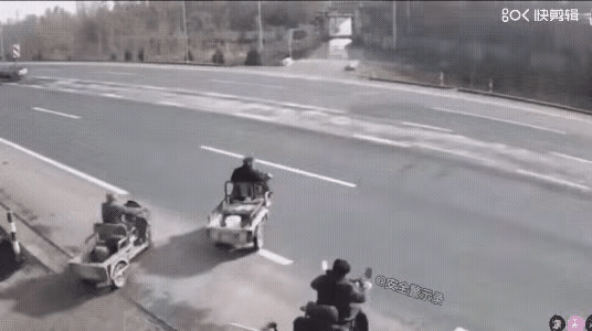 冲啊！
电动三轮蠢蠢欲动过马路，并驾齐驱一二一，凑准时机往前冲，可终于由按耐不住