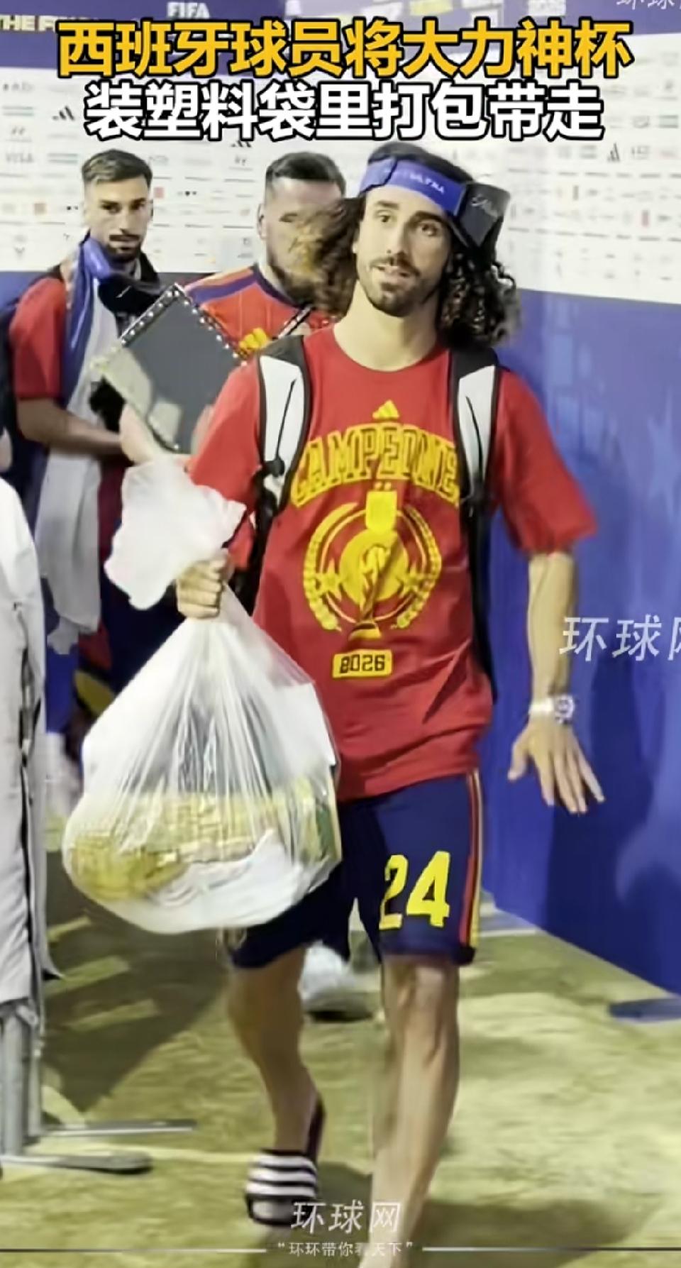 西班牙球员这操作太绝了！当地时间7月19日，世界杯决赛刚结束，西班牙后卫库库雷利