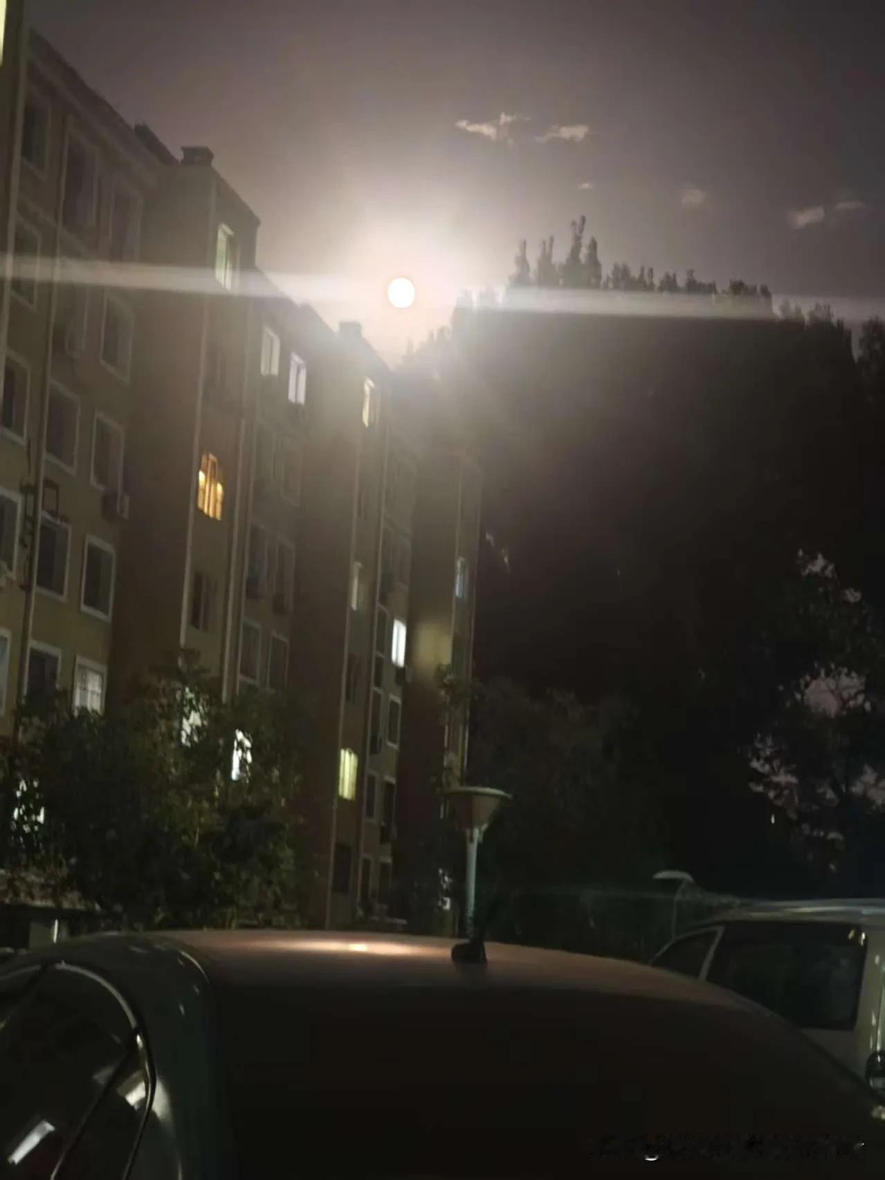 十五的月亮十六圆

中秋佳节，向来是团圆与美好的象征。在人们的传统认知里，“十五