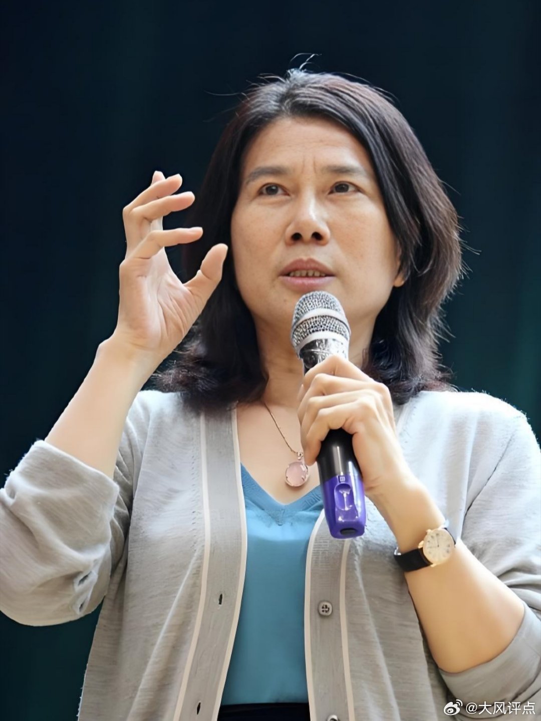 董明珠坚信本土教育一定可以培育优秀人才，坚持不用海归，坚持本土化人才战略。她还曾