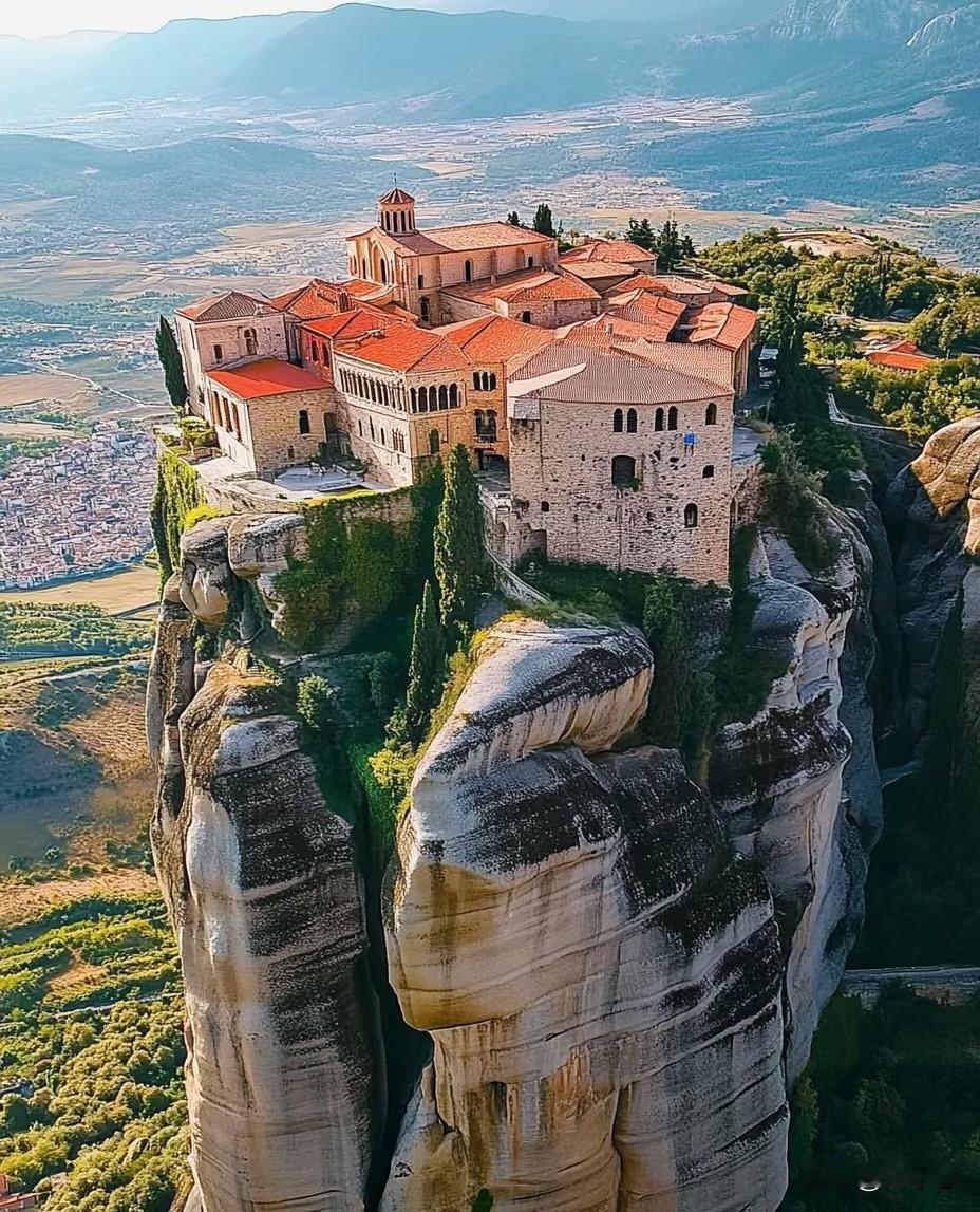 希腊迈泰奥拉。如果不是有特殊原因，谁愿意住在一个没有电梯的独立岩壁上面呢？估计这