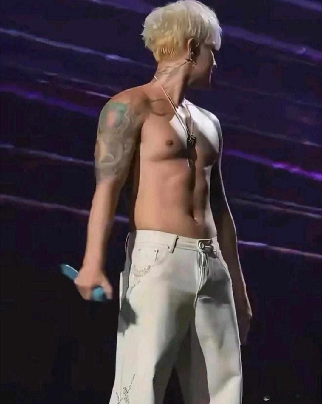 黄子韬那晚秀的不是身材，是尴尬演唱会高潮，他脱掉上衣，肌肉线条在灯光下发光。粉丝