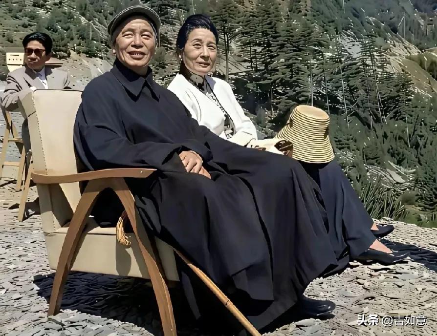 据说蒋宋这张照片，后面戴着墨镜、面色冷峻的，居然是个女子，定义为孔二小姐孔令伟，