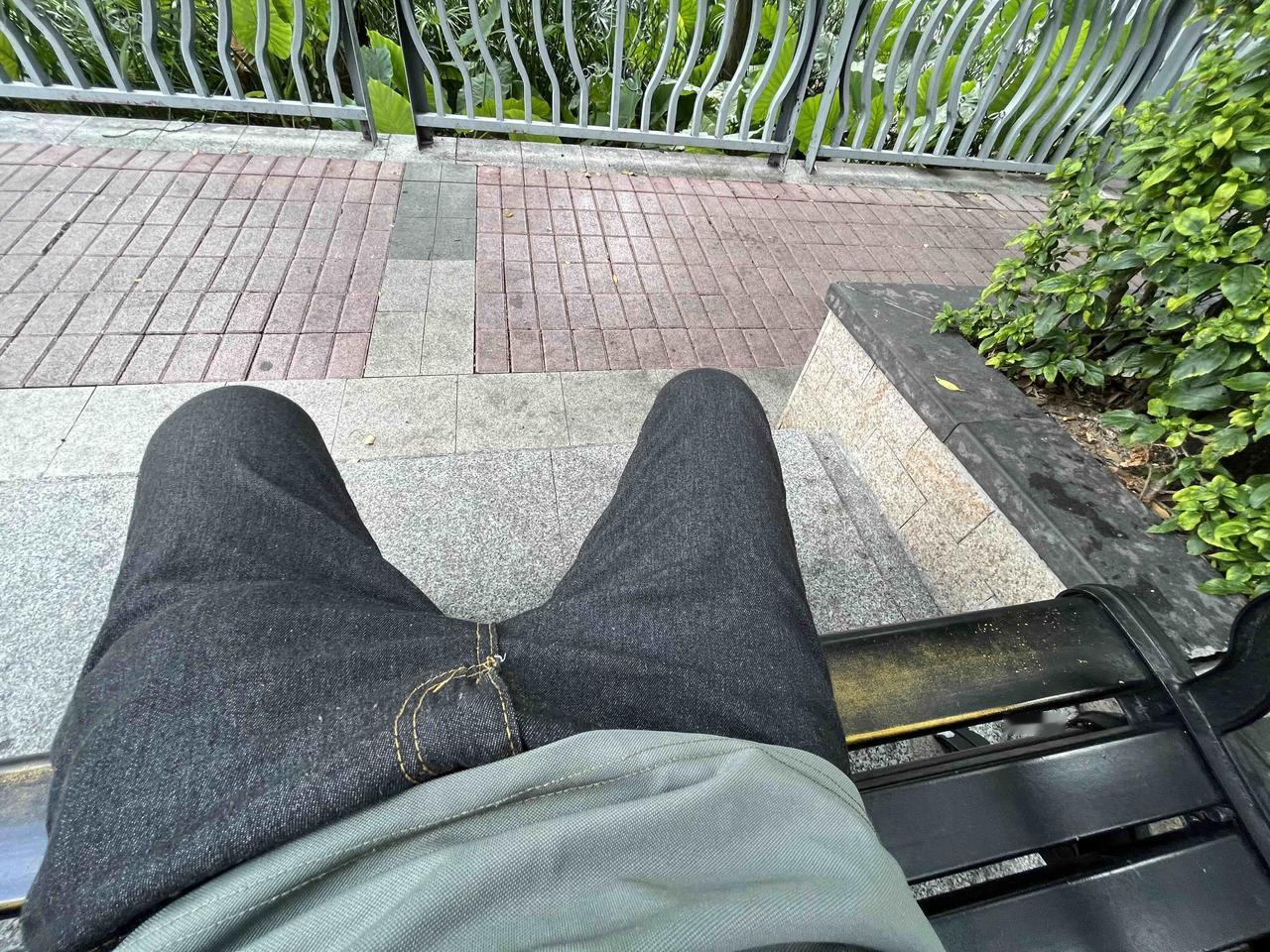 晒图笔记大赛热闹的城市街道，人来人往，车水马龙。