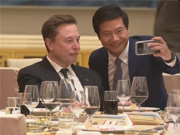 雷军半蹲、马斯克眨眼！这张自拍，比国宴更“好吃”。一张自拍，抢走了国宴的风头。5