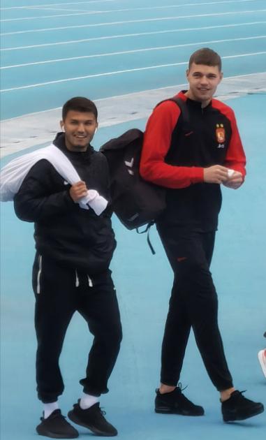 村里来人了，广州队外援到位？[what][笑哭][捂脸]扛麻袋，搭背包，什么造型