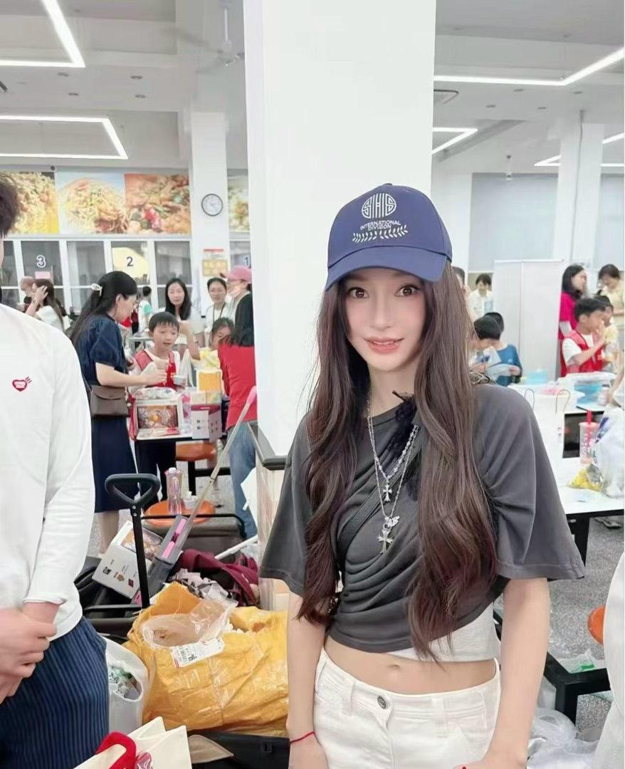 偶遇Angelababy去小海绵学校angelababy参加小海绵学校义卖活动 