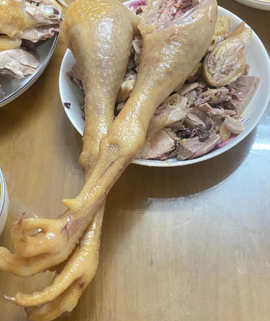 过年回老家，我特意跟我爹说想吃鸡腿，还反复叮嘱他，鸡腿千万别砍碎了，整只留着就行