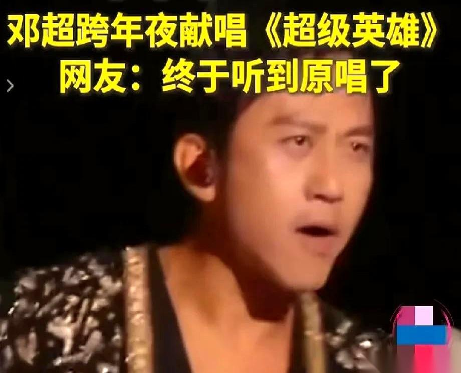 导播间都疯了。
对讲机里全是嘶吼：“3号机位跟上！他窜到观众席了！”
那一刻，扛