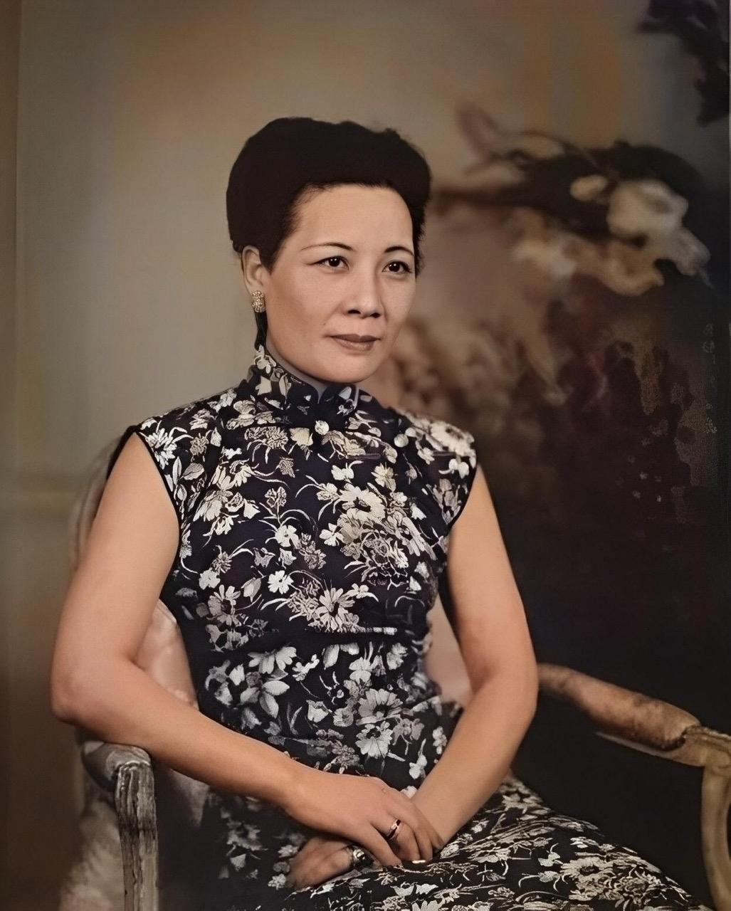1949 年，解放军攻占蒋介石的老家，师长推开宋美龄的房间，一股幽香飘出，看到墙
