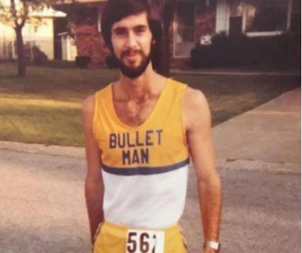 1978年，一名倒霉蛋在跑马拉松时，竟被一颗子弹击中脑袋，然而他淌着血，还是咬牙