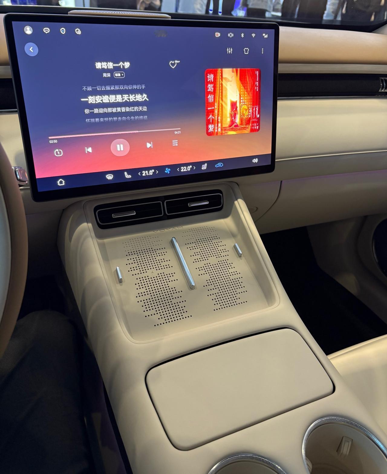 今天逛商场的时候，看到一个新能源车。
进去体验了一把，
发现为什么新能源则受到喜