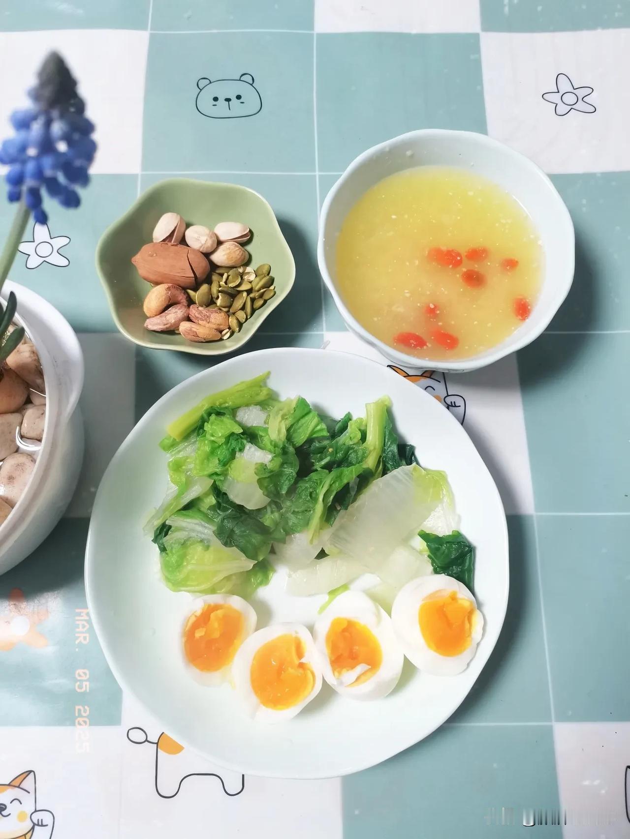 春风送暖之中年女性减脂早餐日记
主食：小麦胚芽
蛋白质：鸡蛋
蔬菜坚果：黄白菜、