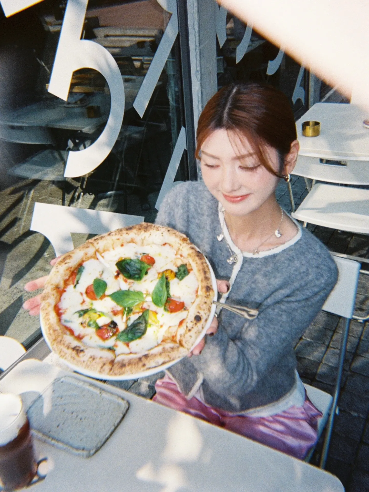 胶片的意义大概是。不用太过于追求完美和想象中的样子 他真实记录了那个当...