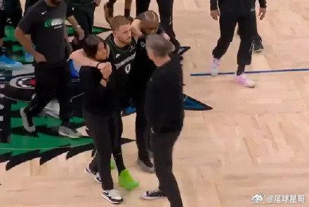 NBA 季后赛 森林狼对阵掘金的比赛传来伤情消息。首节比赛中，迪温琴佐在无对抗情