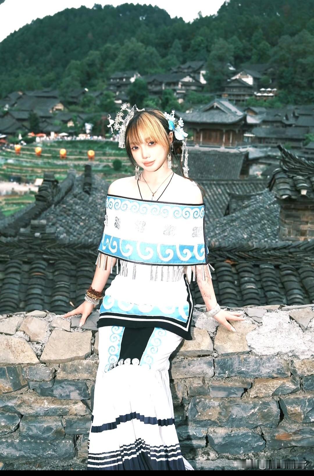 穿着民族服饰的姑娘民族服装穿着 民族姑娘自拍 民族姑娘服装 民族穿搭写真 民族姑