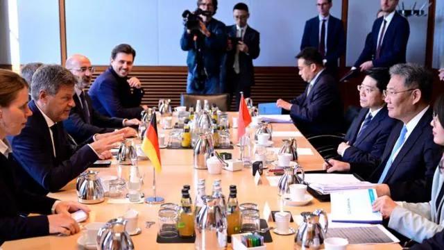 昨天，拜登政府又搞了一个恶毒的禁令：以国家安全为理由，禁止美国的联网汽车使用中国