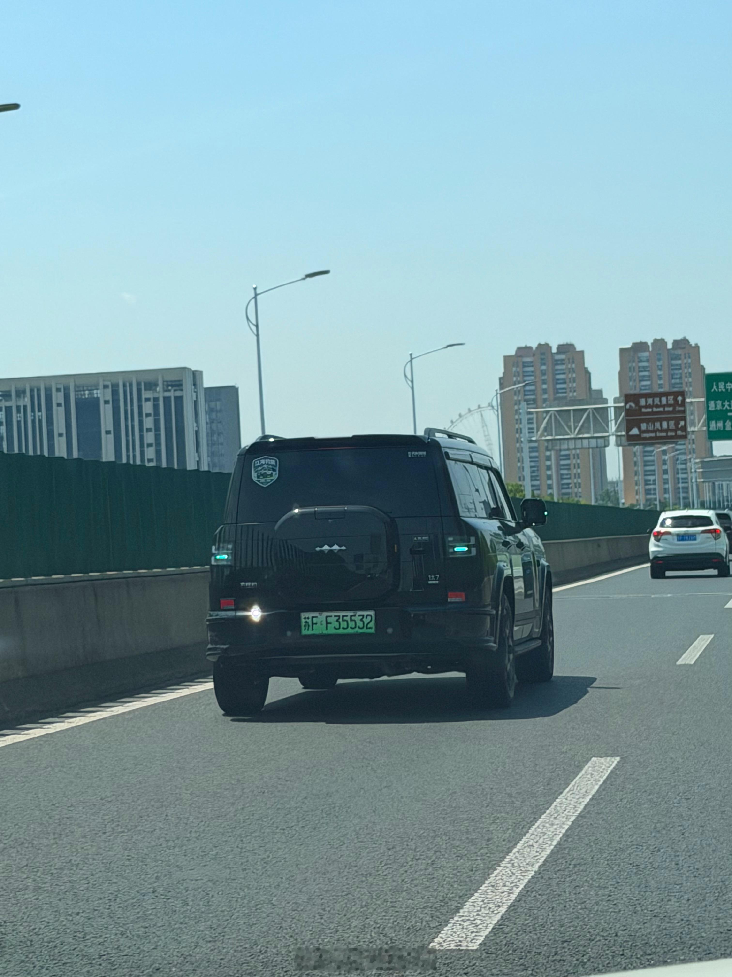 在路上偶遇一辆迪迪都兜，想把手里的奔驰换掉了，还是小蓝灯得劲 