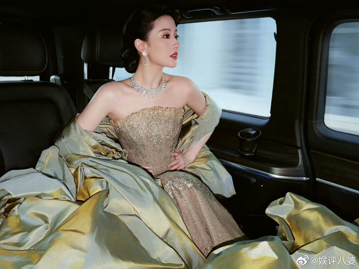 💫车窗框住流动光影，也框住了刘亦菲的惊艳面庞，矜贵清冷从眉眼漫出来，是傲娇公主