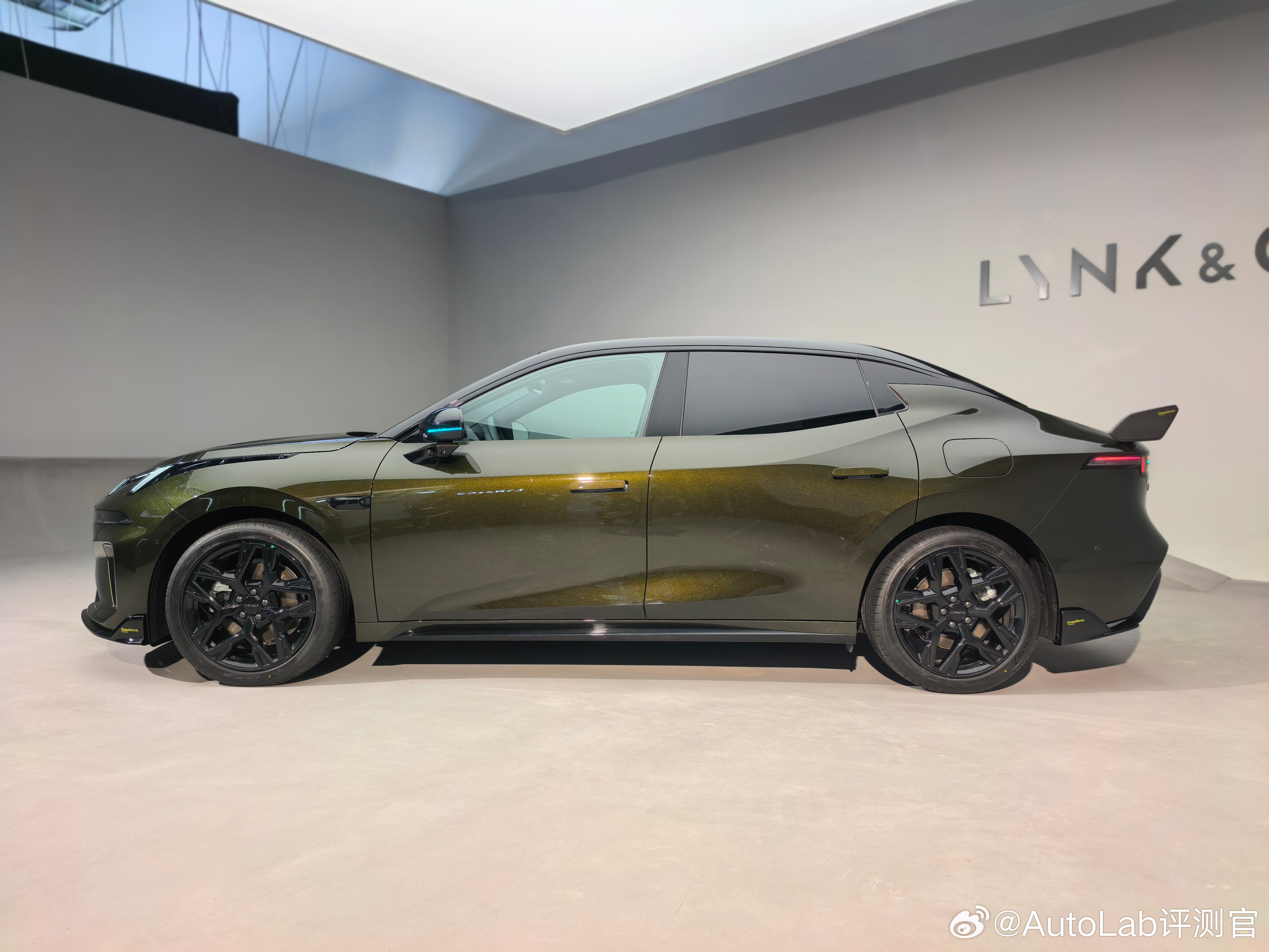 带大家抢先看看领克07新出的碳纤维尾翼版，这造型乍一眼还以为是领克07+呢领克0