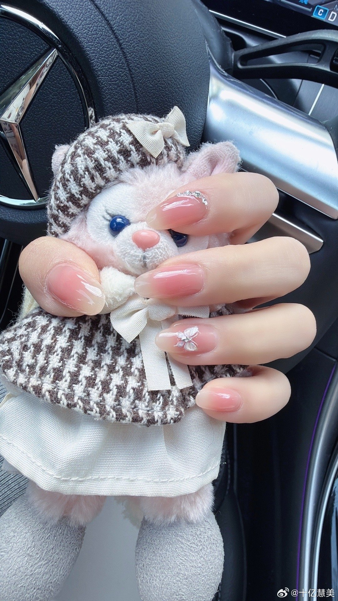 今日份可爱已送达！谁能拒绝软fufu的玩偶和blingbling的美甲呢～生活嘛