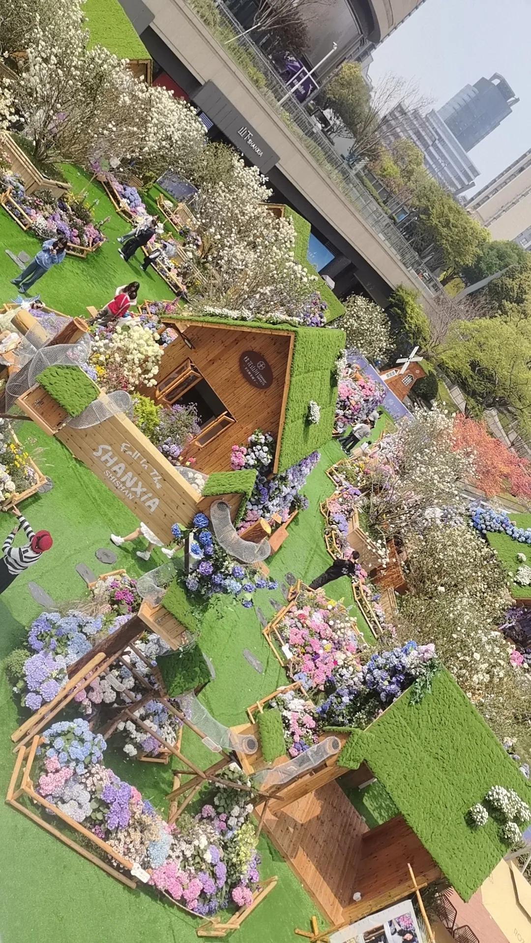 苏州狮山天街的风景真的绝了！冬天的时候，商场外摆着可爱的雪人，白绒绒的一团，路过