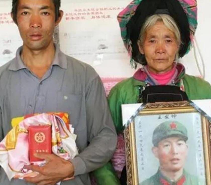 一位战士壮烈牺牲，妻子拒绝改嫁。28年后，妻子借了2000元作为路费，带着儿子来