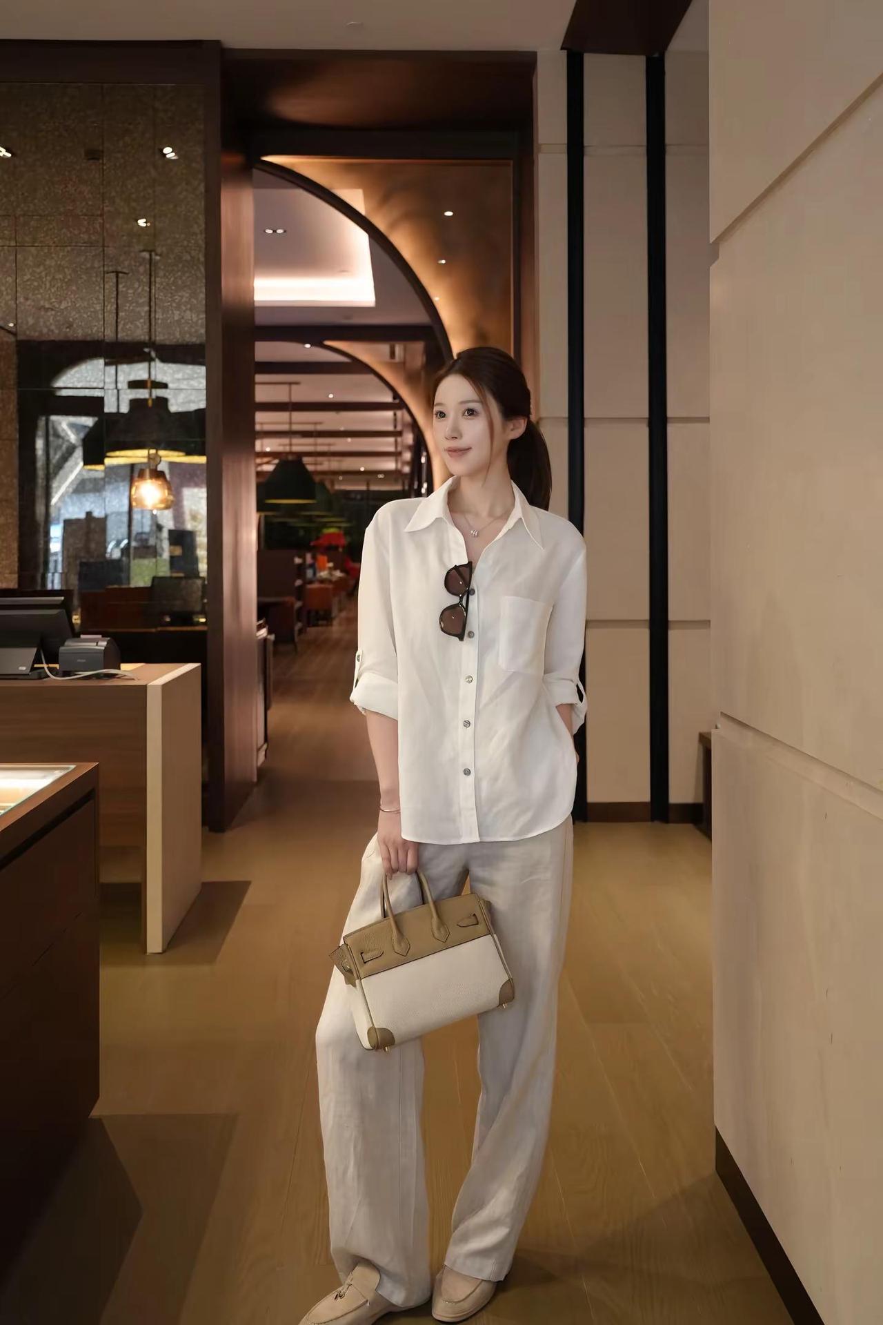 这一生山高路远，不过尔尔。那些时间，回忆，承诺，约定，本就是不作数的。白色衬衫穿