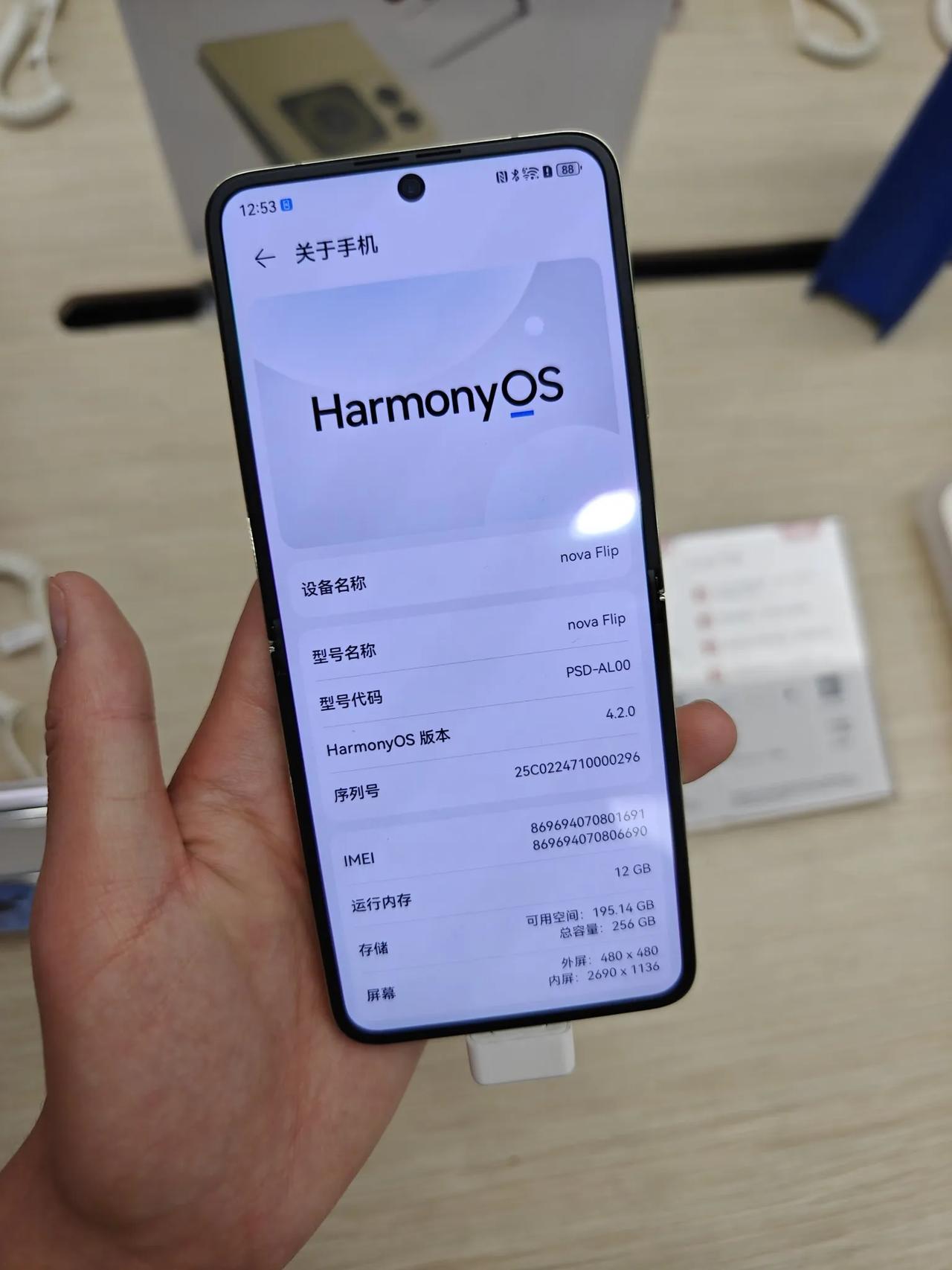 不得不承认，华为折叠屏无论是横折还是竖折折痕都是控制的很好，体验了一下华为Nov