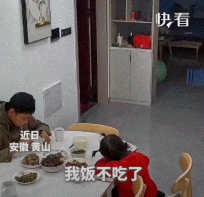 太幸福了！安徽，一家子人正准备吃饭时，爸爸突然公司有事要紧急出门，这妈妈知道后，