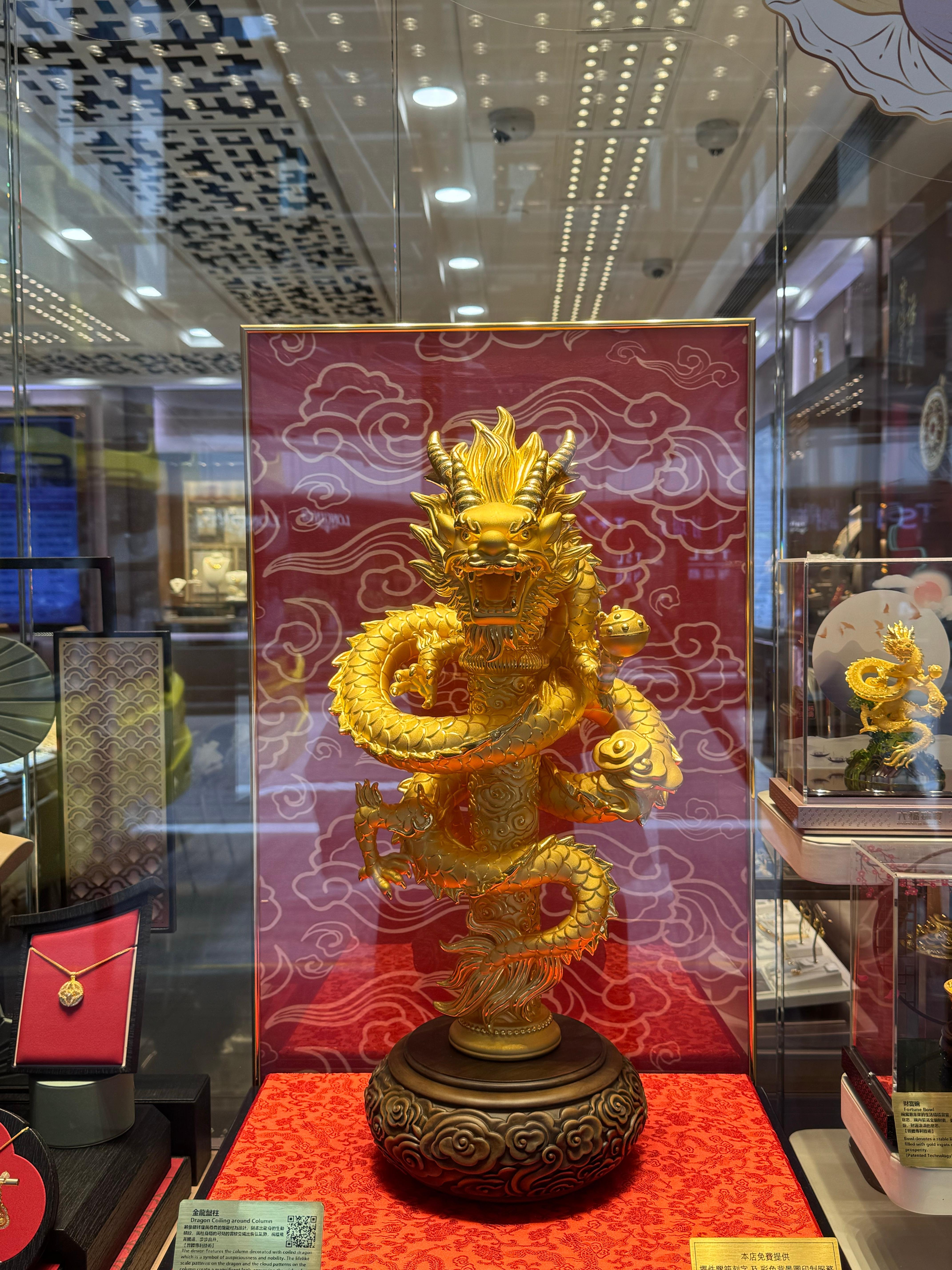 金价突然跳水 金价这波跳水也不复杂，美元走强吸走资金、避险情绪退潮、前期赚了的人