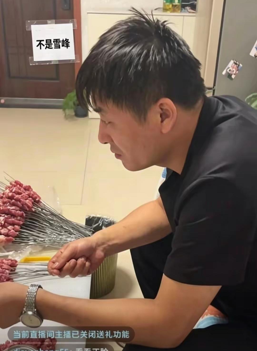 “你们要我说话，我不知道说什么好，我是第一次直播”陈杰打开了直播，在线8万，他不