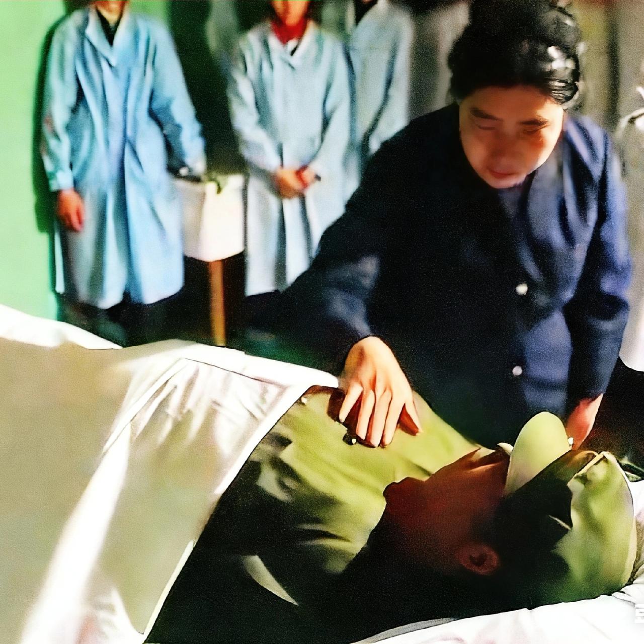 1985年，许世友和妻子田普，最后一次合影，此时的许世友将军已经离世，遗容非常安