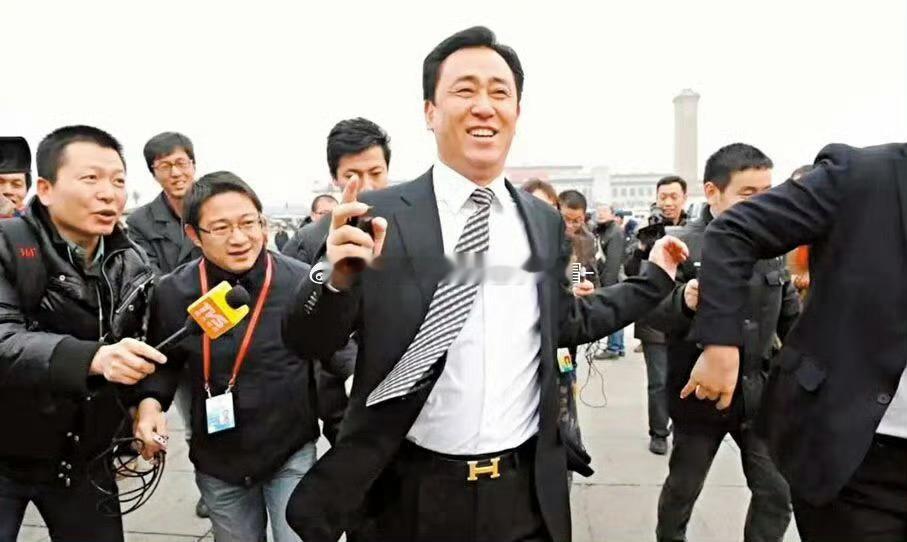 恒大集团恒大地产许家印等案一审宣判许家印满头白发 2026年8月20日上午，广东