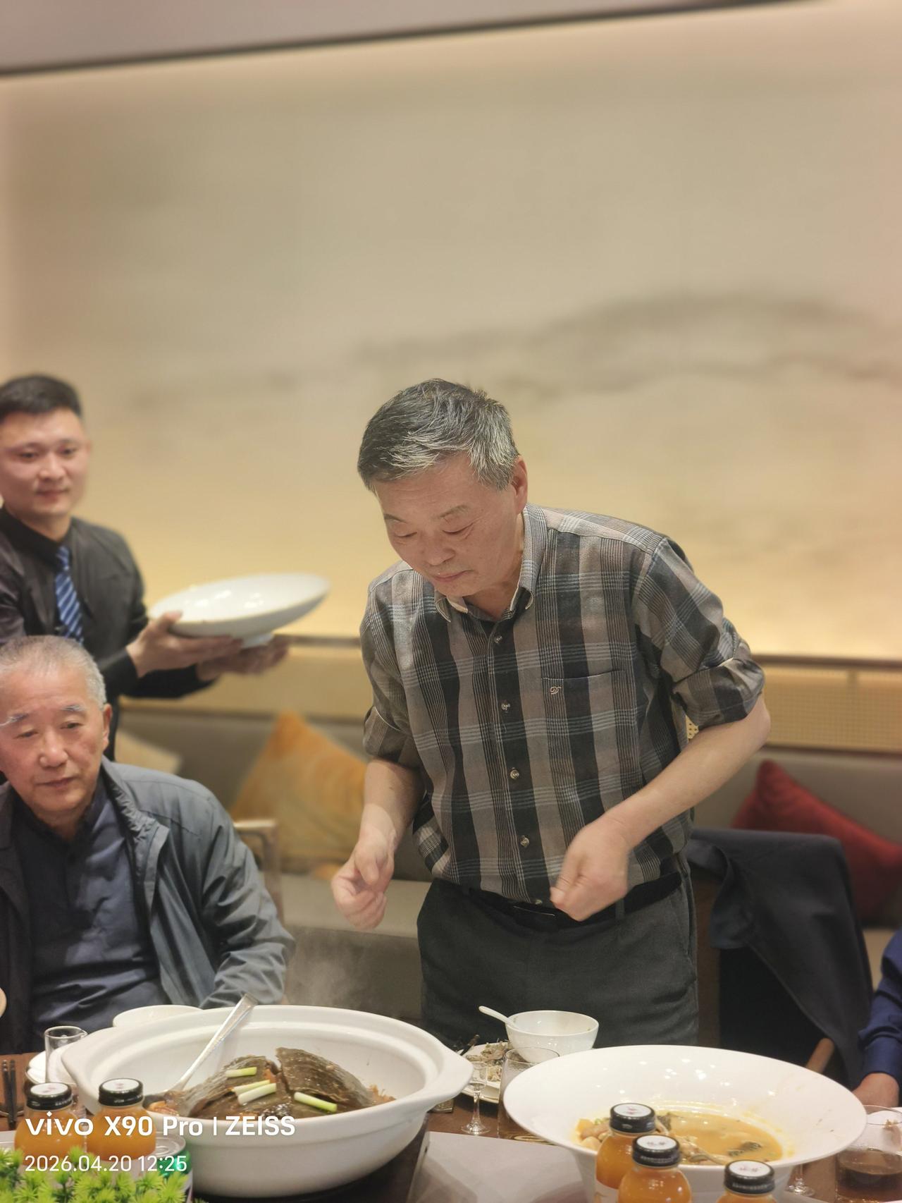 图为苏州著名作家，文化学者，美食家王稼句老师正在掀起大砂锅的锅盖。
一怪有幸又与