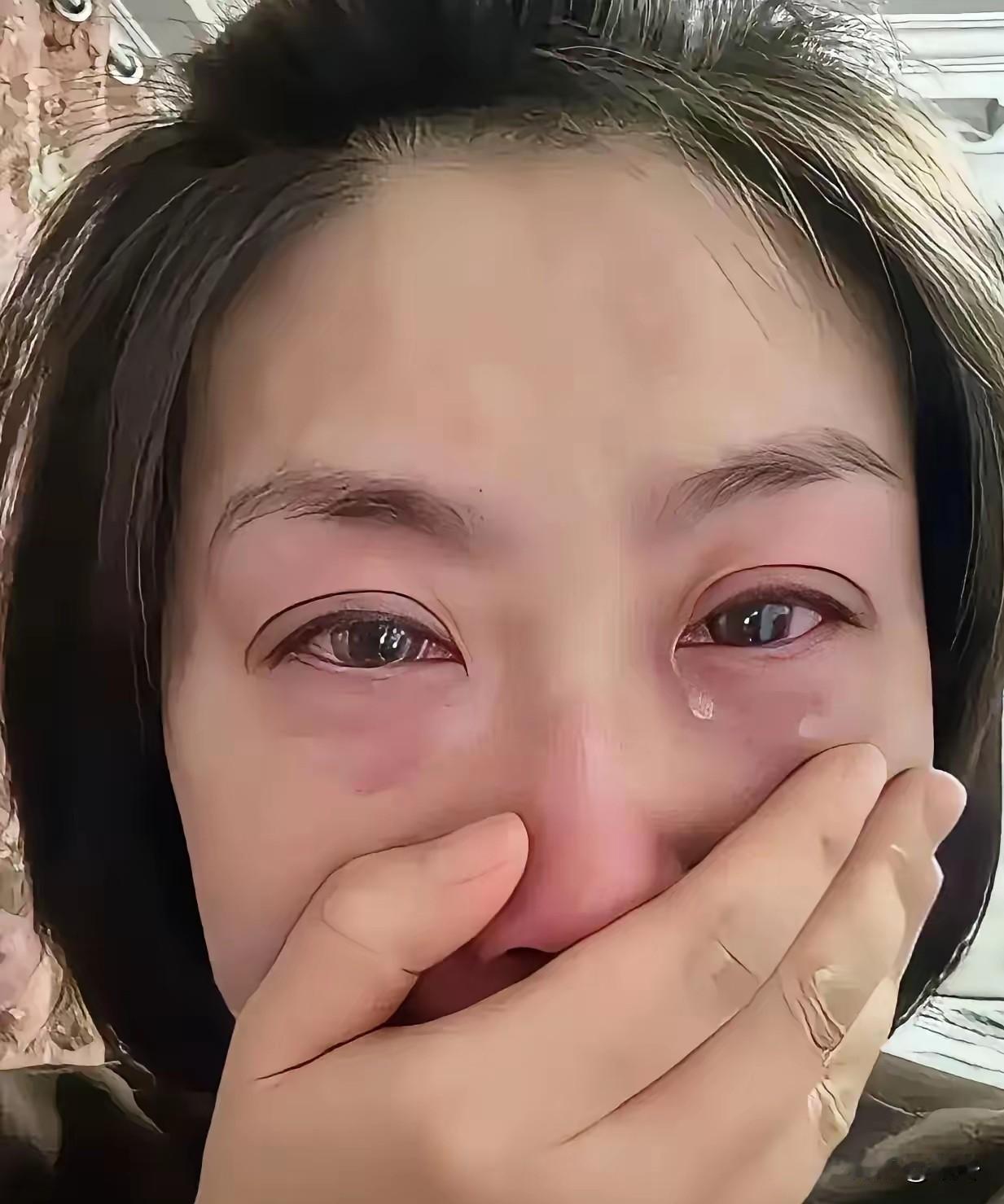 崭新没拆吊牌的书包，永远等不到那个四年级的九岁小姑娘。

邻居家里的天，彻底塌了