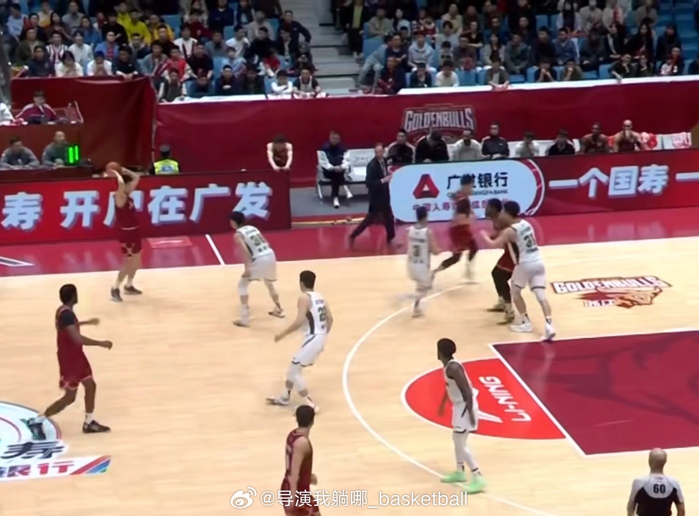 谁再说辽宁队不舍得花钱肯定不行，阵中现在五个外援，但是我们只上一个