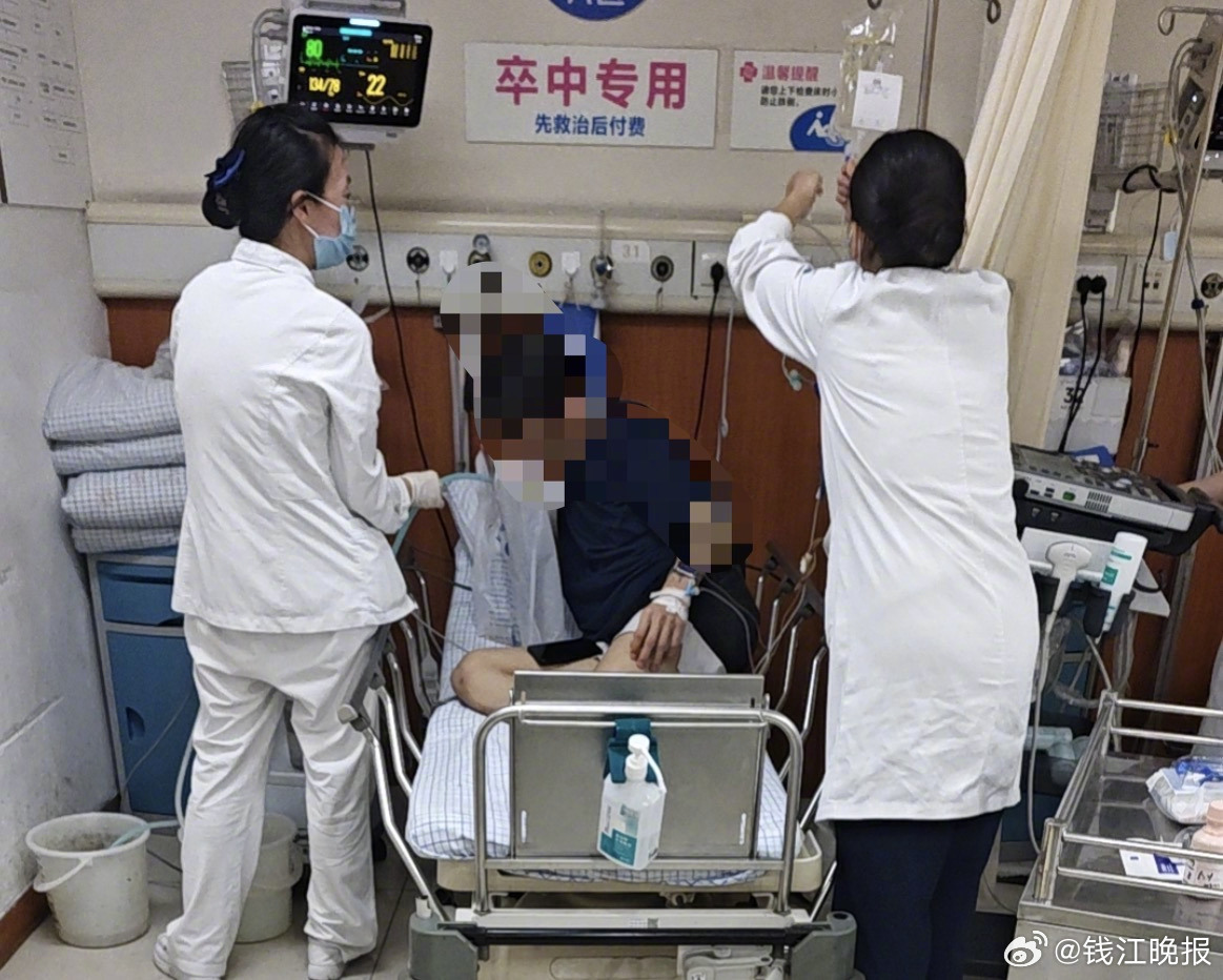 #彭清林在轻生骑手病床边守了一夜#【#杭州跳桥小哥彭清林又救人了#！他在轻生骑手