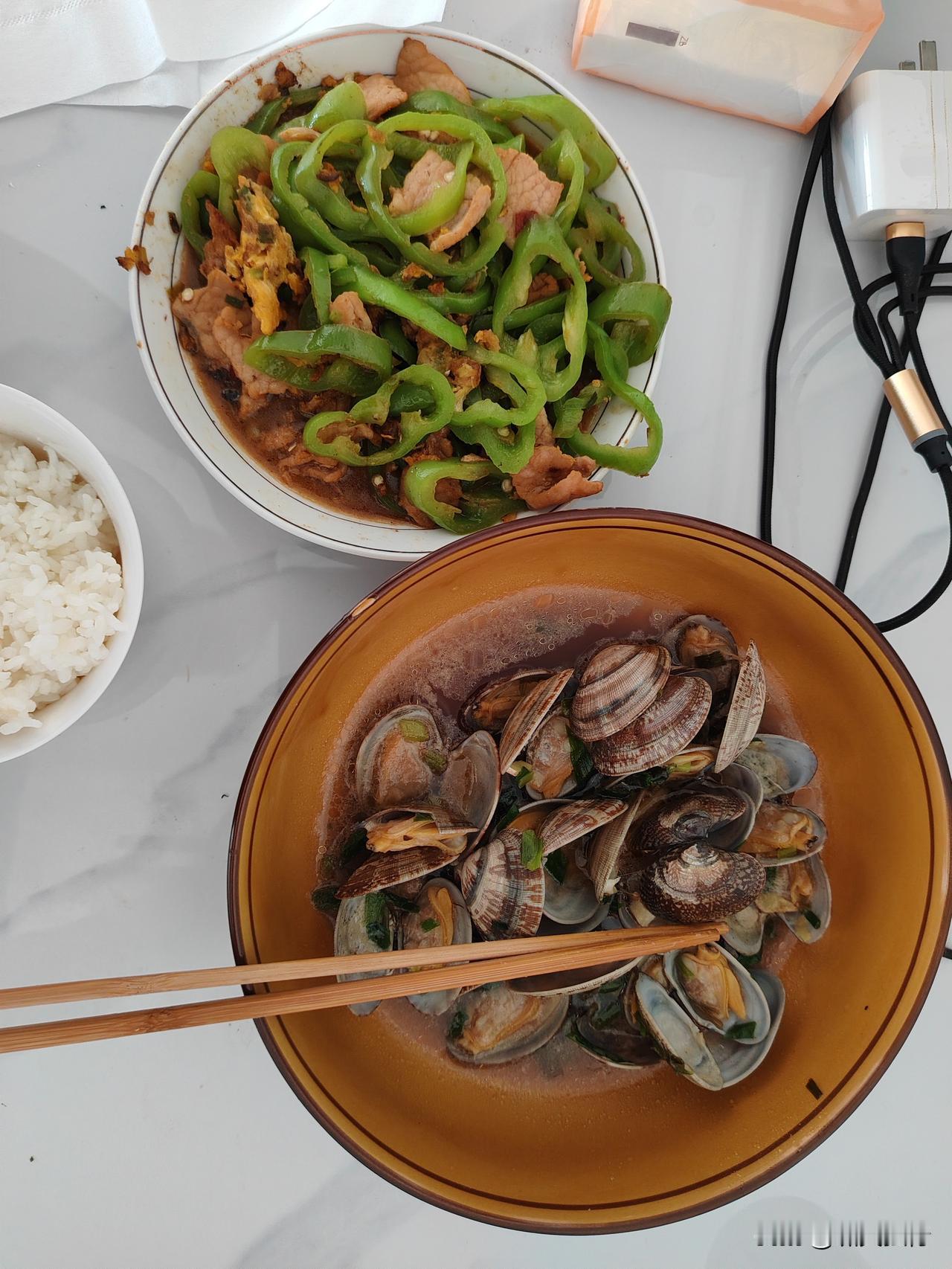 中午，尖椒炒肉、辣炒蛤蜊（叫不出名字）和米饭。晚上生菜、花卷菜包，用炒蛤的剩汤加