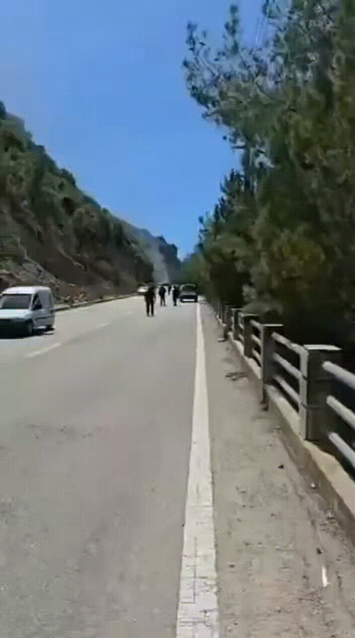 今天上午，以色列空军战机向一辆汽车发射导弹，打死了真主党旗下灯塔电视台著名战地记